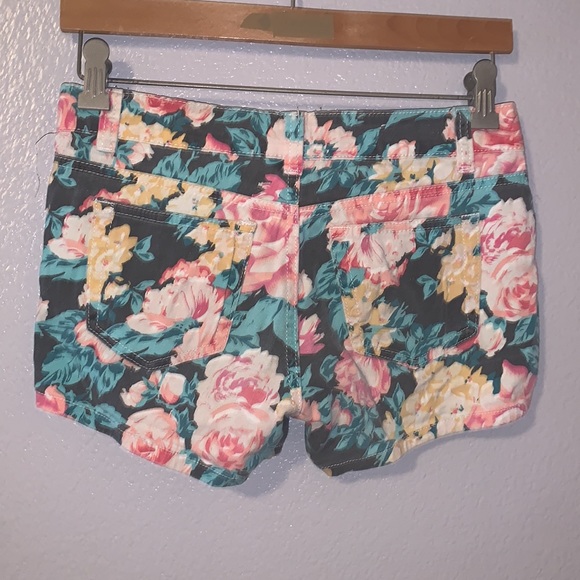 I&P vintage jewel buttons floral jean shorts - Picture 6 of 8